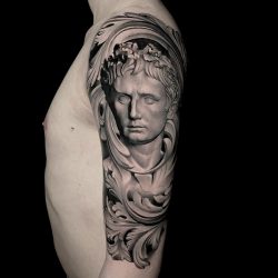 Griechische Ornamente Und Büsten Tattoo