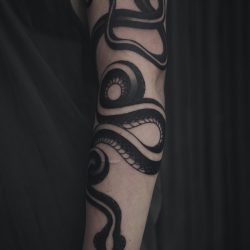 Schwarze Schlange Tattoo Arm