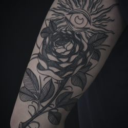Tattoo Einer Rose Mit Auge Und Sonne