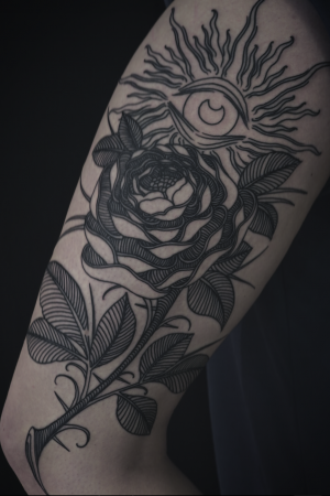 Tattoo Einer Rose Mit Auge Und Sonne