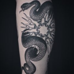 Sonnen- Schlangen- Tattoo