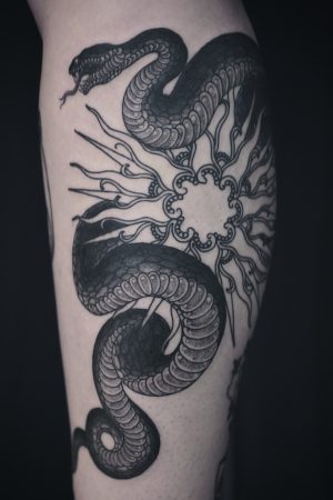 Sonnen- Schlangen- Tattoo