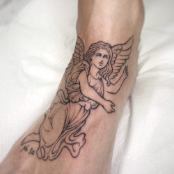 Linien Tattoo Engel Auf Dem Fußrücken